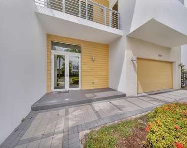 10081 Nw 75th Terrace - Photo Thumbnail 2