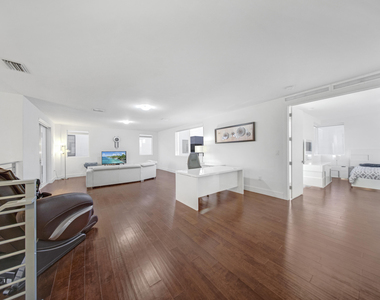10081 Nw 75th Terrace - Photo Thumbnail 16