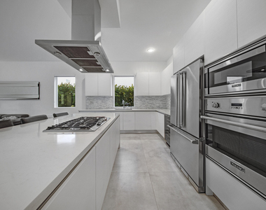 10081 Nw 75th Terrace - Photo Thumbnail 10