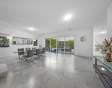 10081 Nw 75th Terrace - Photo Thumbnail 4