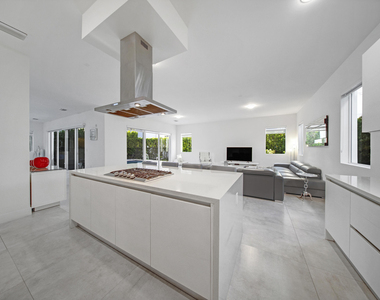 10081 Nw 75th Terrace - Photo Thumbnail 11