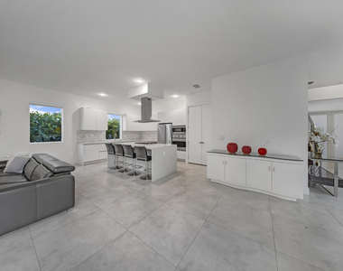 10081 Nw 75th Terrace - Photo Thumbnail 8