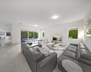 10081 Nw 75th Terrace - Photo Thumbnail 6