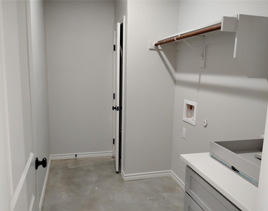1012 Wooded Hollow Court - Photo Thumbnail 4