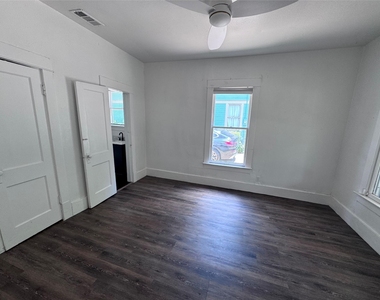 5619 Victor Street - Photo Thumbnail 2