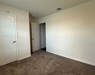 304 Duke Court - Photo Thumbnail 10