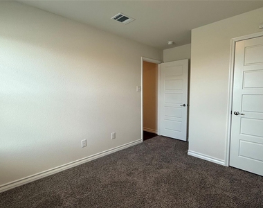 304 Duke Court - Photo Thumbnail 12