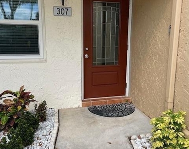 307 Lake Evelyn Drive - Photo Thumbnail 2