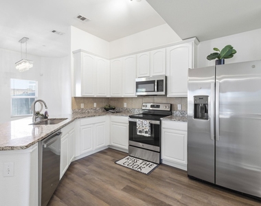 5315 Crimson Oaks Drive - Photo Thumbnail 6