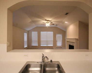 2920 Coventry Ln - Photo Thumbnail 5