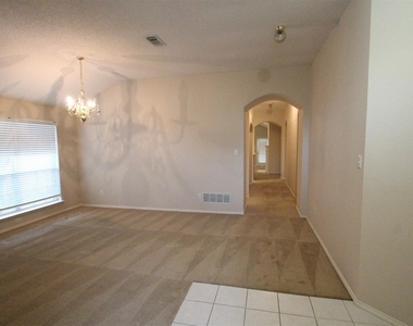 2920 Coventry Ln - Photo Thumbnail 1