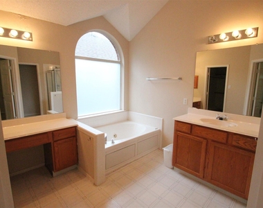 2920 Coventry Ln - Photo Thumbnail 14