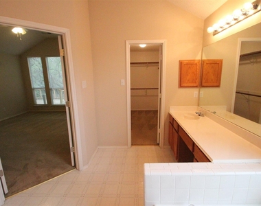 2920 Coventry Ln - Photo Thumbnail 15