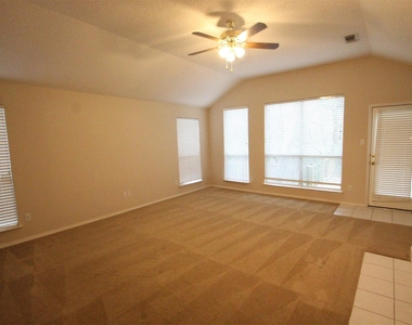 2920 Coventry Ln - Photo Thumbnail 6