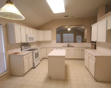 2920 Coventry Ln - Photo Thumbnail 3