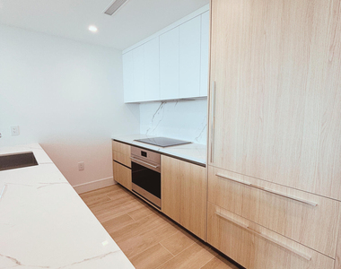 2411 Laguna Circle - Photo Thumbnail 7