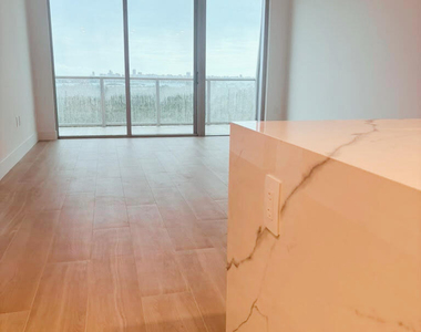 2411 Laguna Circle - Photo Thumbnail 13