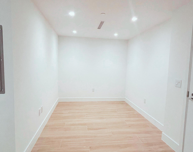 2411 Laguna Circle - Photo Thumbnail 2