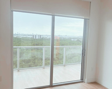 2411 Laguna Circle - Photo Thumbnail 14