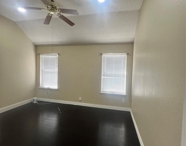 2607 Ridgeoak Trail - Photo Thumbnail 11