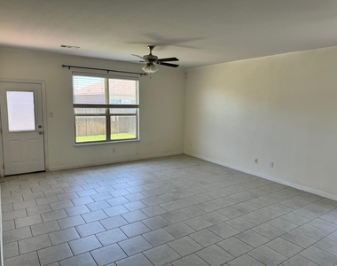 305 Lead Creek Drive - Photo Thumbnail 3