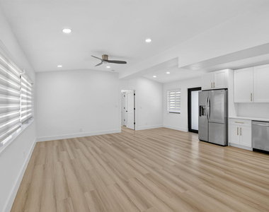 401 Ne 15th Terrace - Photo Thumbnail 3