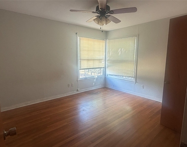 917 S La Salle Drive - Photo Thumbnail 3