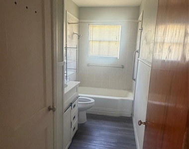 917 S La Salle Drive - Photo Thumbnail 6