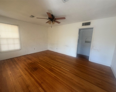 917 S La Salle Drive - Photo Thumbnail 2