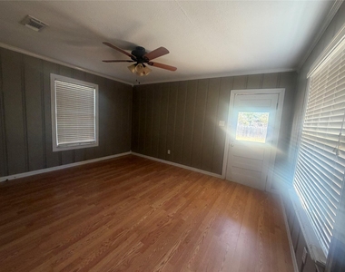 917 S La Salle Drive - Photo Thumbnail 8