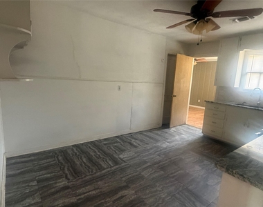917 S La Salle Drive - Photo Thumbnail 7