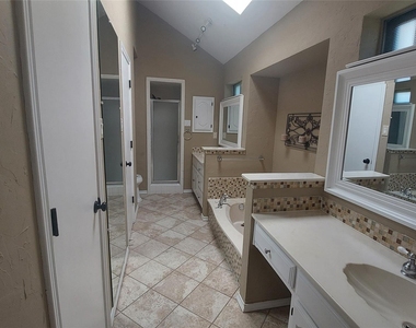 1514 Stonecrest Drive - Photo Thumbnail 11