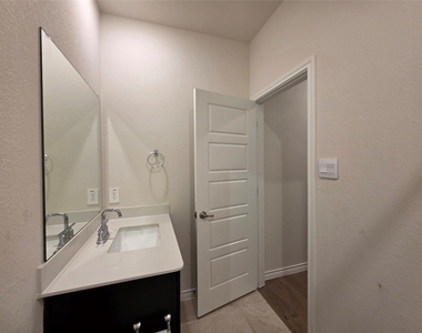 10108 Boxwood Way - Photo Thumbnail 4
