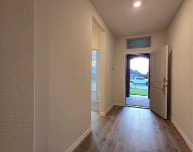 10108 Boxwood Way - Photo Thumbnail 8