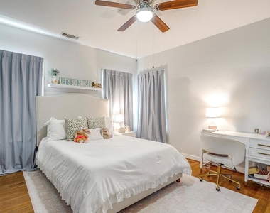 3210 Greene Avenue - Photo Thumbnail 8