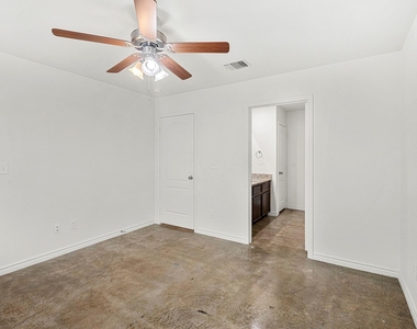 6011 Amelia Earhart Boulevard - Photo Thumbnail 12