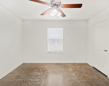 6011 Amelia Earhart Boulevard - Photo Thumbnail 11