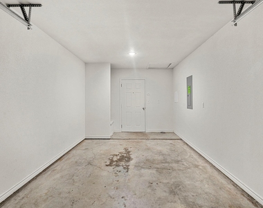 6011 Amelia Earhart Boulevard - Photo Thumbnail 23