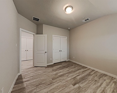 1312 Creekbank Drive - Photo Thumbnail 6