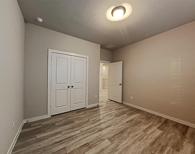 1312 Creekbank Drive - Photo Thumbnail 5
