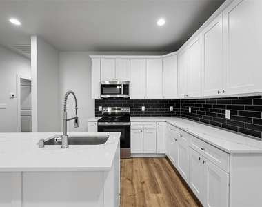 918 W Ford Street - Photo Thumbnail 5