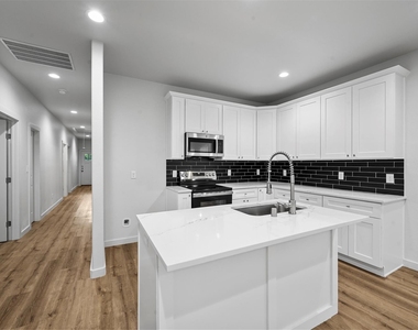 918 W Ford Street - Photo Thumbnail 2