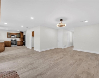 701 E Jacob Street - Photo Thumbnail 3