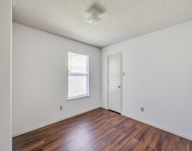 5520 Creekridge Drive - Photo Thumbnail 3