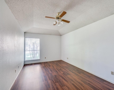 5520 Creekridge Drive - Photo Thumbnail 6