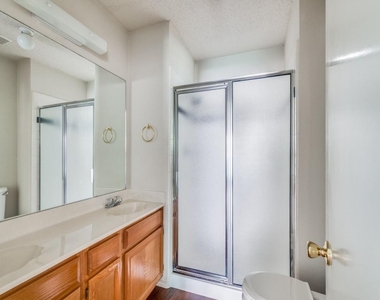 5520 Creekridge Drive - Photo Thumbnail 7
