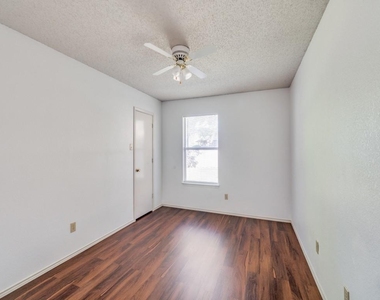 5520 Creekridge Drive - Photo Thumbnail 4
