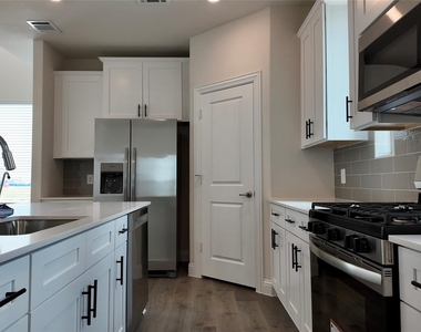 8801 Shoppers Lane - Photo Thumbnail 6
