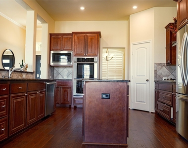 7061 Whispering Oaks - Photo Thumbnail 13