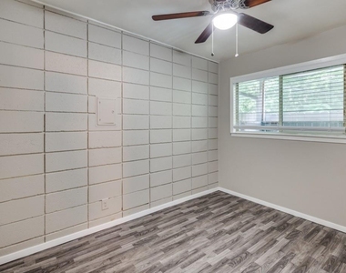 2213 Capri Drive - Photo Thumbnail 5